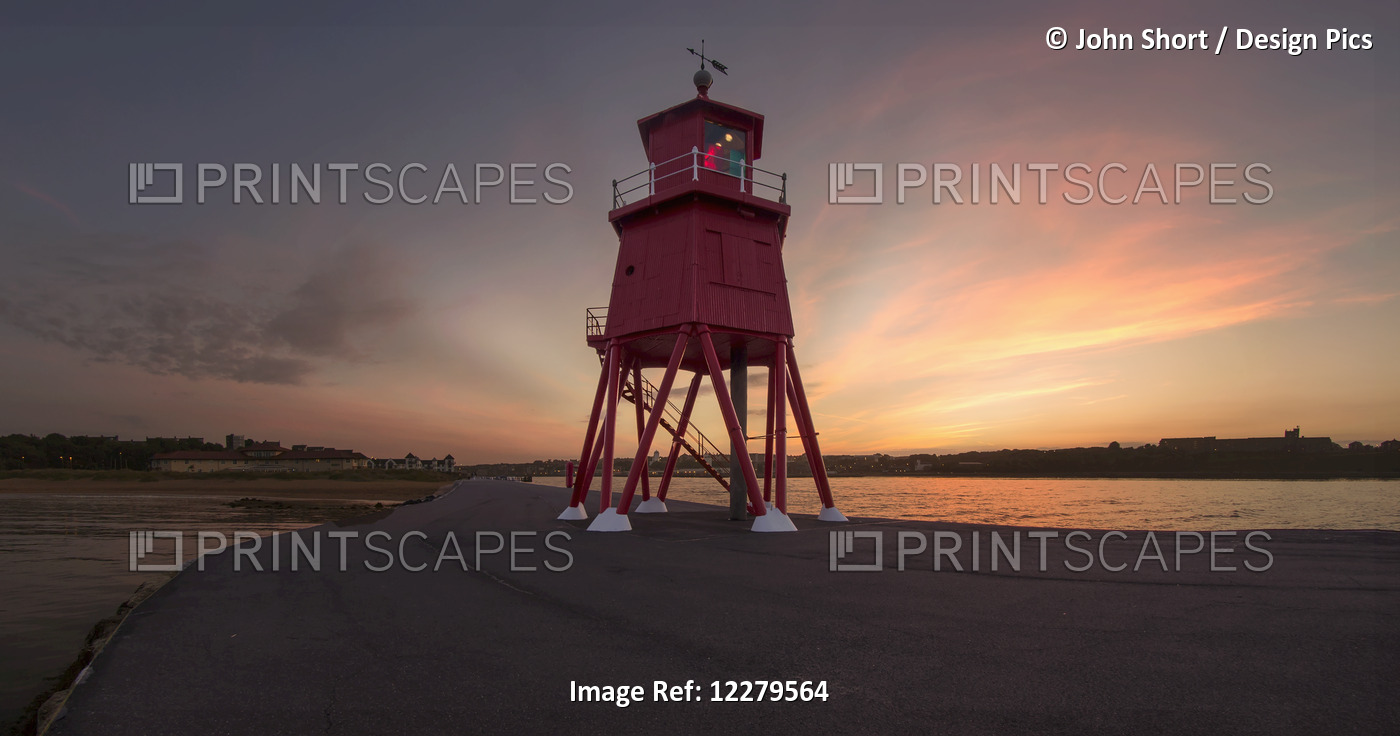 Herd Groyne Lighthouse On The Water's Edge Of The River Tyne At Sunset; South ...