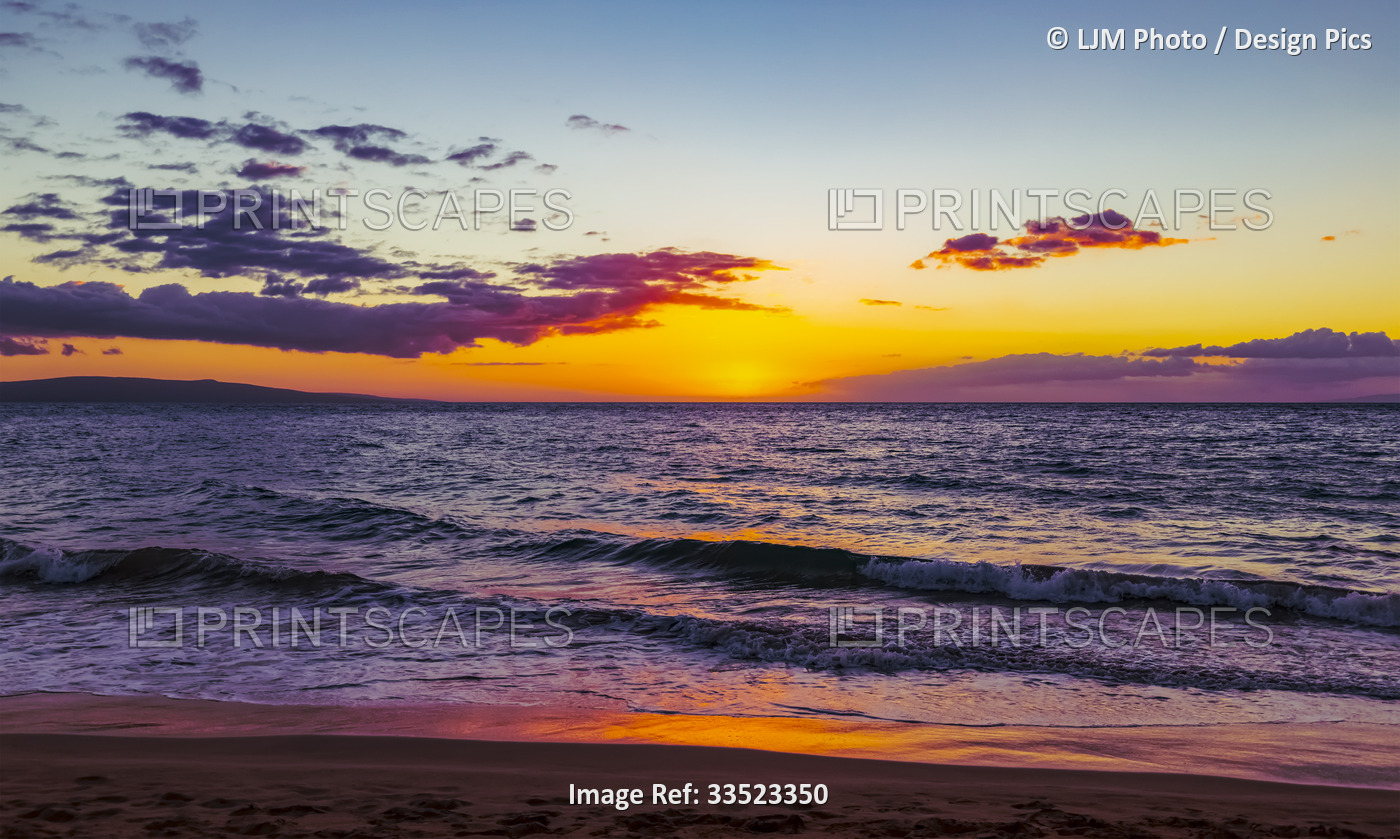 Beautiful sunset over the horizon from Ka'anapali Beach with the Island of ...